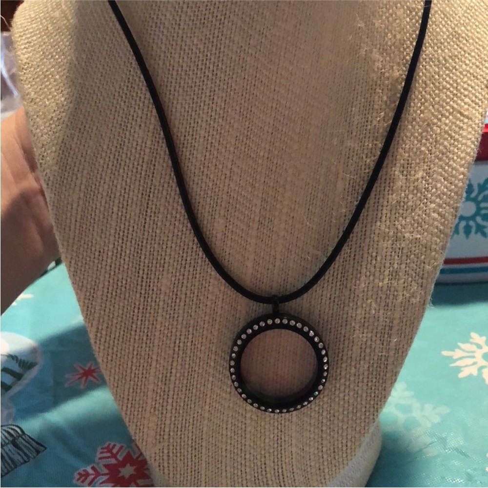 Black classic hinge locket